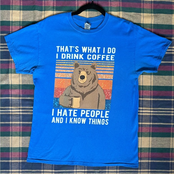 Gildan Graphic Bear Tee That's What I Do Drink Coffee I Hate People Know Things - Picture 1 of 9